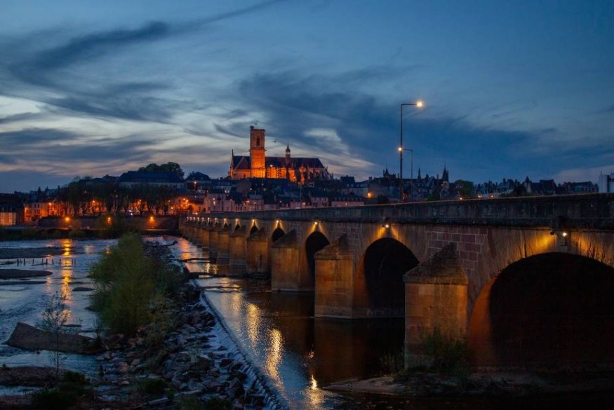 Le pont de Loire de Nevers aux couleurs de la France et de l’Espagne ?